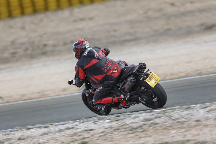 La Speed Triple, un modèle emblématique de la marque Triumph que l'on reconnait aisément à ses 2 pots sous la selle. (Gareth HARFORD TRIUMPH)