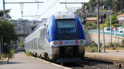 Un train TER dans le quartier marseillais de l'Estaque (Bouches-du-Rhône), le 2 décembre 2017. (J-M EMPORTES / ONLY FRANCE / AFP)