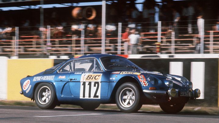 Une Renault Alpine participe au Tour de France automobile, en septembre 1970. (AFP)