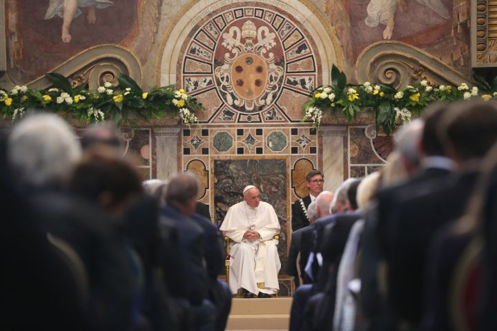 Le pape François lors de la cérémonie de remise du prix Charlemagne, le 6 mai 2016 au Vatican. (OLIVER BERG / DPA / AFP)