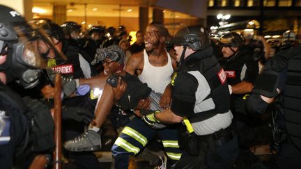 Le manifestant grièvement blessé transporté, à Charlotte (Caroline du Nord), le 21 septembre 2016. (BRIAN BLANCO / GETTY IMAGES NORTH AMERICA / AFP)