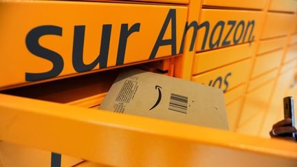 Des centaines de casiers de livraison Amazon ont été installés dans les gares françaises, ici, à Nevers. (PIERRE DESTRADE / MAXPPP)