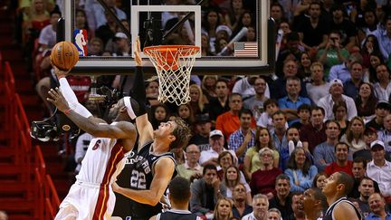 LeBron James fait le show (MIKE EHRMANN / GETTY IMAGES NORTH AMERICA)