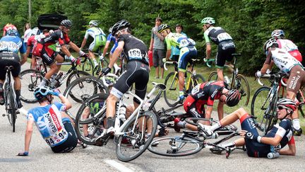 Des coureurs chutent lors d'une &eacute;tape du tour de France entre Epernay (Marne) et Nancy (Meurthe-et-Moselle), le 11 juillet 2014. (FRED MONS / AFP)