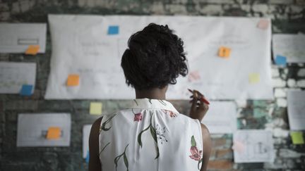 Une femme réfléchit devant un tableau, le 1er juin 2017. (HERO IMAGES / GETTY IMAGES)