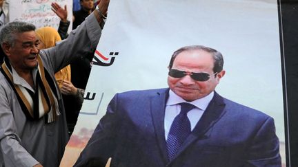 Des partisans du président égyptien Abdel Fattah al-Sisi sur la place Tahrir au Caire après les résultats des élections présidentielles, le 2 avril 2018. (REUTERS / Mohamed Abd El Ghany)