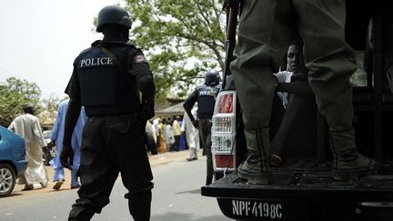 Un policier de dos dans le nord du Nigeria, le 28 avril 2011. (TONY KARUMBA / AFP)