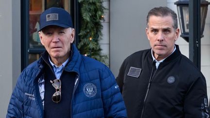 Joe Biden et son fils Hunter à Nantucket, dans le Massachusetts (Etats-Unis), le 29 novembre 2024. (MANDEL NGAN / AFP)