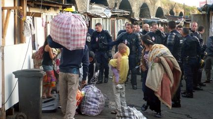 Roms évacués par des CRS du campement du Hanul à Saint-Denis (93) (AFP - PAUL SZAJNER)