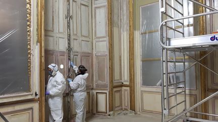 Le salon de compagnie des appartements de l'intendant en cours de restauration.&nbsp; (ANNE CHÉPEAU / FRANCE-INFO)