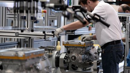 Un ouvrier dans une usine de fabrication de boîtes de vitesse, à Strasbourg, en octobre 2014.&nbsp; (FREDERICK FLORIN / AFP)