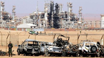 Des soldats alg&eacute;riens montent la garde sur le complexe gazier d'In Amenas (Alg&eacute;rie), le 31 janvier 2013, quelques jours apr&egrave;s la prise d'otages. (THE YOMIURI SHIMBUN / AFP)