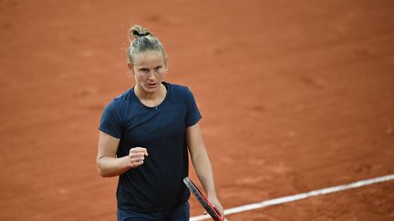 La Française Fiona Ferro lors d'un match contre la Roumaine Patricia Maria Tig au tournoi de Roland-Garros, à Paris, le 3 octobre 2020. (ANNE-CHRISTINE POUJOULAT / AFP)