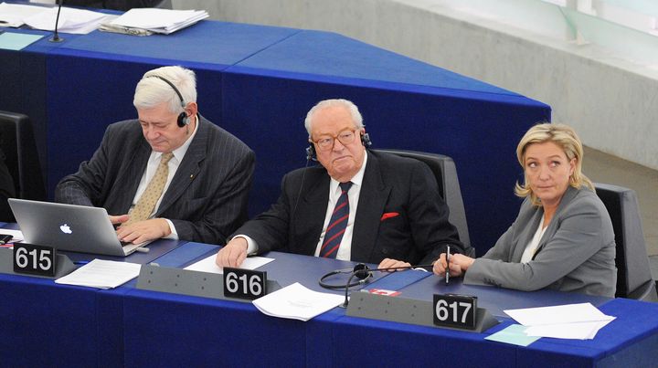 Bruno Gollnisch, Jean-Marie Le Pen et Marine Le Pen assistent &agrave; une s&eacute;ance pl&eacute;ni&egrave;re du Parlement europ&eacute;en, le 15 d&eacute;cembre 2010, &agrave; Strasbourg (Bas-Rhin). (FREDERICK FLORIN / AFP)