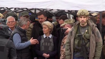 Guerre en Ukraine :  Ursula von der Leyen, présidente de la Commission européenne, se recueille en Ukraine