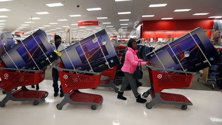 Des clients profitent des soldes organis&eacute;es &agrave; l'occasion de Thanksgiving dans un supermarch&eacute; de Chicago (Illinois, Etats-Unis), le 28 novembre 2013. (JEFF HAYNES / REUTERS)