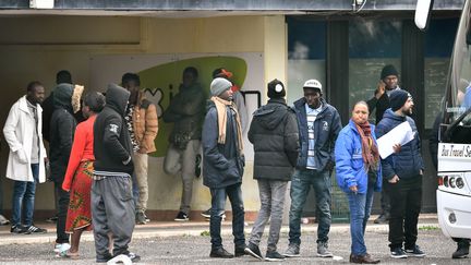 Des migrants attendent de monter dans un bus&nbsp;pour quitter&nbsp;le centre de Castelnuovo di Porto, au nord de Rome, le 23 janvier 2019. (VINCENZO PINTO / AFP)