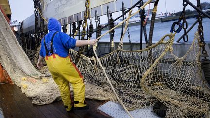 Un pêcheur, sur un bateau néerlandais, prépare les filets à impulsion électrique, en quittant le port de Den Helder, le 18 janvier 2018. (NIELS WENSTEDT / ANP)