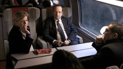 Le pr&eacute;sident de la R&eacute;publique, Fran&ccedil;ois Hollande, et sa directrice de cabinet, Sylvie Hubac (&agrave; gauche), le 12 mars 2013 dans un TGV entre Montbard et Paris. (PHILIPPE WOJAZER / AFP)