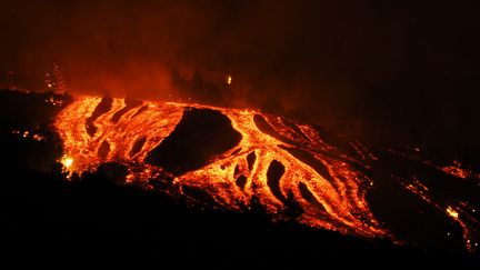 Le volcan Cumbre Vieja de l'île espagnole de La Palma, dans l'archipel des Canaries,&nbsp;est entré en éruption dimanche 19&nbsp;septembre, pour la première fois depuis cinquante ans.&nbsp; (ACFIPRESS / NURPHOTO)