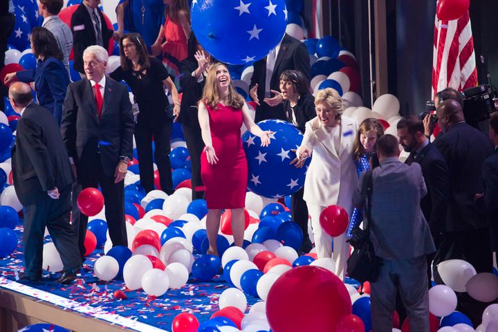 Bill, Chelsea et Hillary Clinton sur la scène de la convention démocrate, à Philadelphie (Etats-Unis), le 28 juillet 2016. (CHERISS MAY / NURPHOTO / AFP)