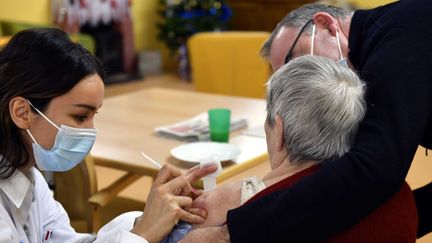 Une femme se fait vacciner dans un Ehpad à Nancy, le 14 janvier 2021.&nbsp; (Alexandre MARCHI/ MAXPPP)