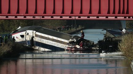 La rame d'essai&nbsp;de la ligne à grande vitesse Est européenne, qui a déraillé à Eckwersheim (Bas-Rhin), le 14 novembre 2015. (FREDERICK FLORIN / AFP)