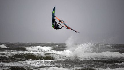 La tempête de Bella apporte pluie et vents forts sur les côtes britanniques avant de s'abattre sur la France, samedi 26 décembre. (ANDY BUCHANAN / AFP)