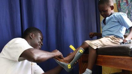 Handicapé depuis la naissance, Emmanuel, 5 ans, marchera peut-être grâce à la 3D. (Matteo FRASCHINI KOFFI / AFP)