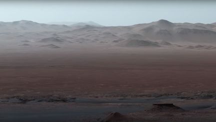 Capture d'écran d'une vidéo de la Nasa montrant le cratère Gale, sur la planète Mars, où a atterri le robot Curiosity. (NASA JET PROPULSION LABORATORY / YOUTUBE)