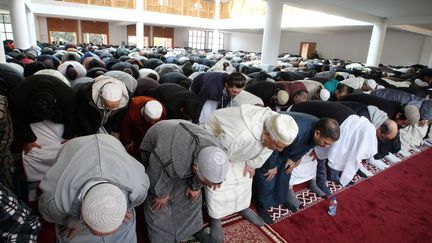 Des fidèles prient à la mosquée de Fréjus (Var), le 21 janvier 2016. (MAXPPP)