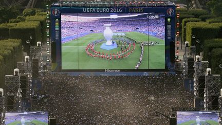 &nbsp; (La fanzone sur le Champs-de-Mars à Paris © GEOFFROY VAN DER HASSELT / AFP)