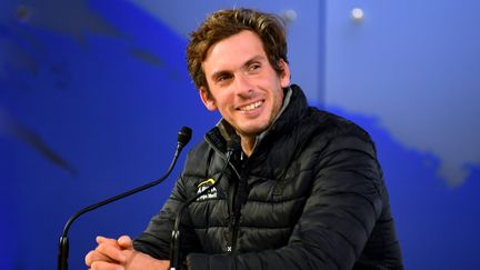 La skipper Charlie Dalin a franchi en premier la ligne d'arrivée du Vendée Globe, aux Sables-d'Olonnes, mais il ne remporte pas la course. (NICOLAS CREACH / MAXPPP)