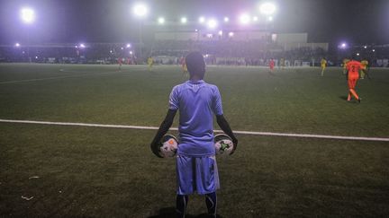 Le stade Konis a été réhabilité par la Fédération internationale de football (FIFA). Pour l’occasion, il avait été placé sous haute sécurité en raison de la menace constante que font peser les islamistes radicaux des shebabs. La Fédération veut croire que cette rencontre ouvrira la voie à d'autres rencontres de ce type, qui n'étaient jusqu'à présent pas organisées pour des raisons de sécurité et d'éclairage défaillant. «Si la Somalie peut de nouveau envisager des matchs le soir à Mogadiscio, alors nous ne sommes pas si loin de revenir aux anciens jours paisibles», a expliqué à l'AFP Hanad Gulled, un habitant de Mogadiscio. Mais les islamistes ont montré ces derniers mois qu'ils pouvaient toujours perpétrer des attaques d'envergure. Le 12 septembre, un attentat-suicide a ainsi fait au moins 4 morts et 13 blessés à Beledweyne dans le centre du pays. (MOHAMED ABDIWAHAB / AFP)