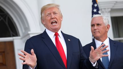 Le président des Etats-Unis, Donald Trump, accompagné de son vice-président, Mike Pence, lors d'une conférence de presse à son golf de Bedminster, dans le New Jersey, le 10 août 2017. (JONATHAN ERNST / REUTERS)