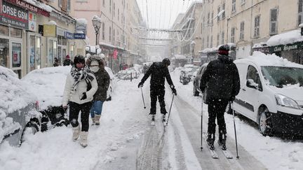 Certains habitants de Corte (Haute-Corse) n'ont pas hésité à chausser leurs skis, mardi 17 janvier 2017. (PASCAL POCHARD-CASABIANCA / AFP)