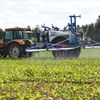 Un agriculteur répand du glyphosate, le 2 juin 2020 à Hair (Allemagne). (FRANKHOERMANN / SVEN SIMON / AFP)