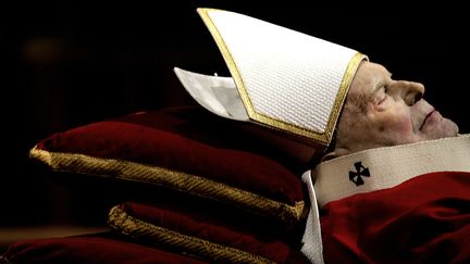 La d&eacute;pouille de l'ancien pape Jean Paul II est expos&eacute;e dans la basilique Saint-Pierre&nbsp;(Vatican), le 4 avril 2005. (FILIPPO MONTEFORTE / AFP)