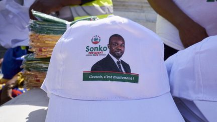 Une casquette à l'effigie de l'opposant sénégalais Ousmane Sonko, à Paris, le 12 août 2023. (ADNAN FARZAT / NURPHOTO / AFP)