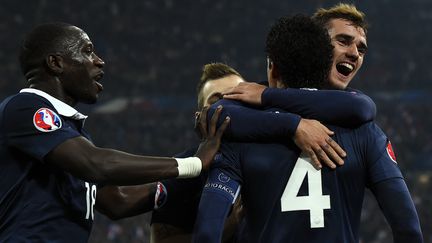 Raphaël Varane félicité par Antoine Griezmann après son but. (FRANCK FIFE / AFP)