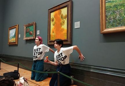 Une photo de la coalition d'activistes pour le climat Just Stop Oil montrant ses militantes avec leurs mains collées au mur sous "Les Tournesols" de Vincent Van Gogh après avoir jeté de la soupe à la tomate sur le tableau à la National Gallery, à Londres (Royaume-Uni), le 14 octobre 2022. (HANDOUT / JUST STOP OIL / AFP)