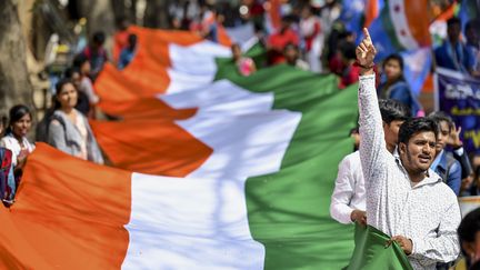 Des étudiants indiens manifestent contre la loi sur la citoyenneté. (MANJUNATH KIRAN / AFP)