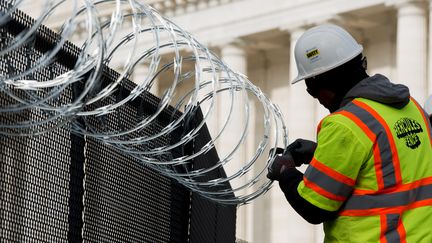 Plusieurs ont même été surmontées de fils barbelés, comme ici près du Lincoln Memorial, le 15 janvier 2021. (LIZ LYNCH / GETTY IMAGES NORTH AMERICA / AFP)