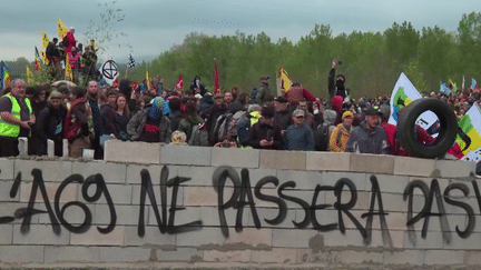 Les opposants au projet de l'autoroute A69, qui doit relier Toulouse, en Haute-Garonne, à Castres, dans le Tarn, étaient nombreux, samedi 23 avril. Une mobilisation motivée par les conséquences écologiques néfastes de ce chantier. (franceinfo)