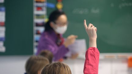 Une salle de classe en école primaire. (LIONEL VADAM  / MAXPPP)