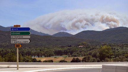 La c&ocirc;te espagnole est inaccessible depuis l'autoroute A9, en raison de bouchons et de voitures &agrave; contresens pour &eacute;chapper au sinistre, le dimanche 22 juillet 2012. (MAXPPP)