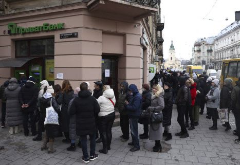 Des Ukrainiens attendent devant un distributeur pour retirer de l'argent liquide à Lviv, dans l'ouest de l'Ukraine, le 24 février 2022. (KUNIHIKO MIURA / AP / SIPA)