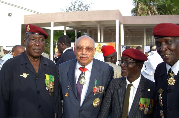 Le Franco-Sénégalais&nbsp;Claude Mademba Sy (deuxième à gauche) avec des vétérans lors de la "Journée du tirailleur" à Dakar en 2008 (BERNARD EDINGER / AFP)