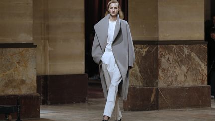 Vestiaire masculin : la femme continue de piocher dans le dressing de son homme. Les vestes et les tailleurs sont masculins. Chez Hermès, Christophe Lemaire a fait défiler des costumes d'homme et des smoking oversized (surdimensionnés). 
	 
 (FRANCOIS GUILLOT / AFP)