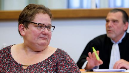 Dominique Cottrez et son avocat Franck Berton devant&nbsp;la Cour d'assises de Douai, le 1er juillet 2015 (DENIS CHARLET / AFP)